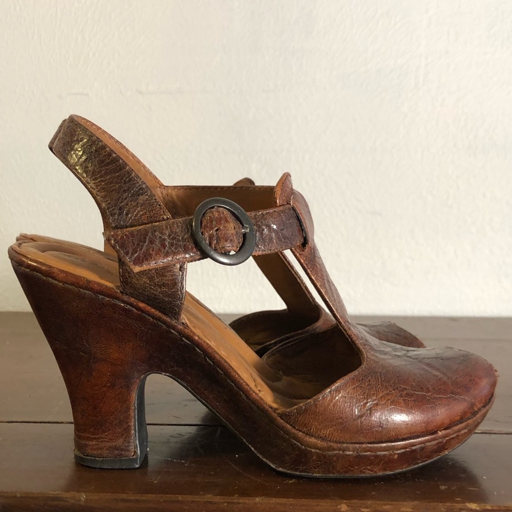 Born leather heels with an open toe 6M